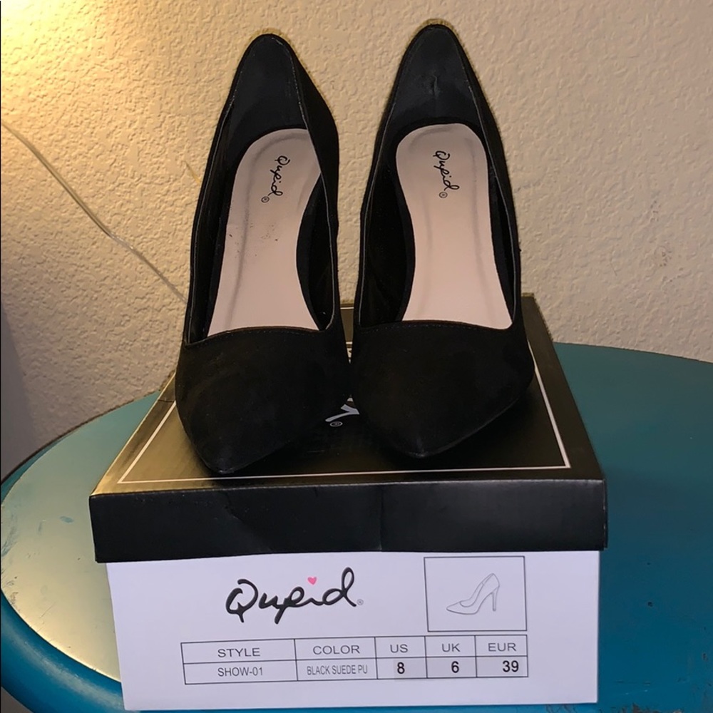 Pointed-toe heels